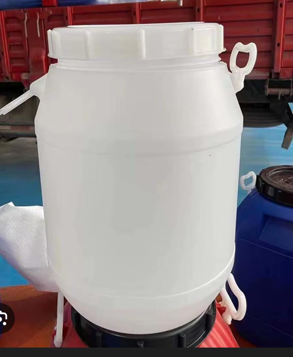 Tanque lechero blanco