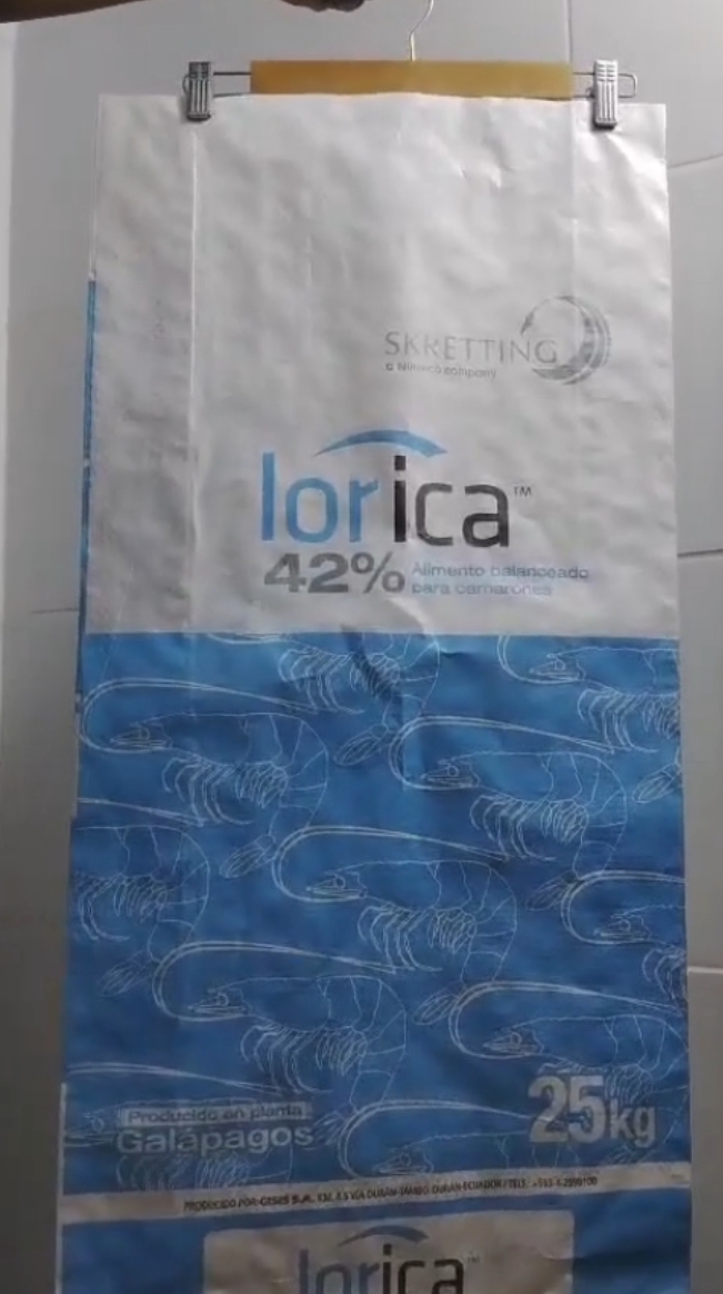 Sacos "Lorica" vacíos de alimento balanceado para camarones
