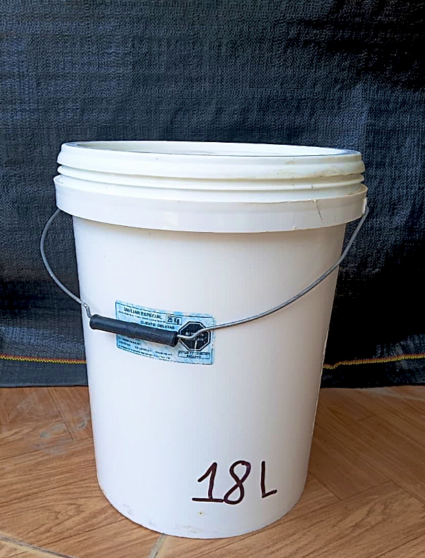 Baldes de goma con asa de alambre