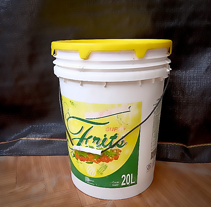 Baldes para aceite con asa de alambre