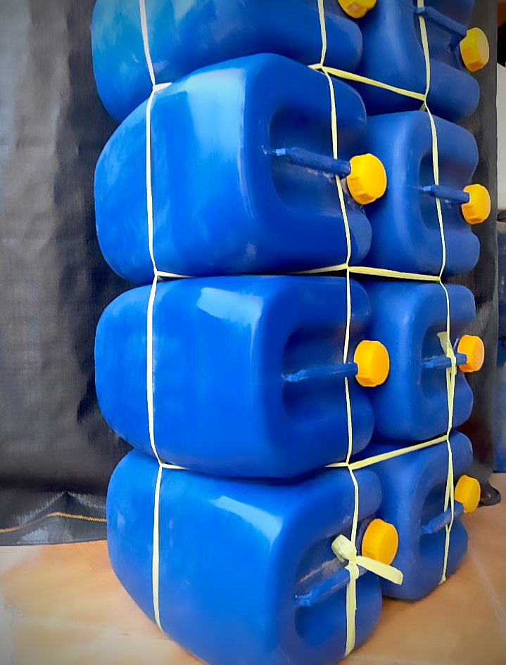 Galonera azul de tapa naranja